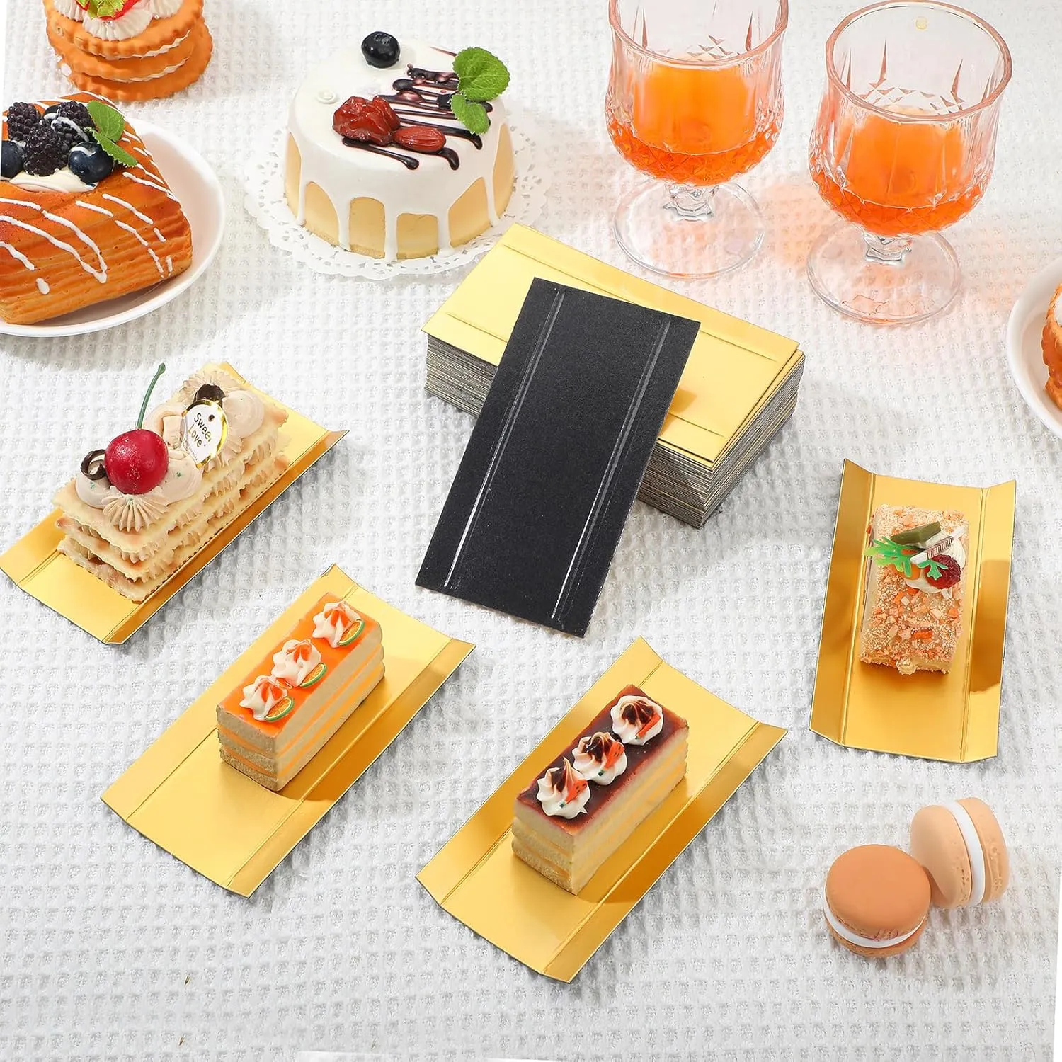 200 Pcs 200 Pcs Mini Rectangular Foldable Paper Cardboard Cake Board Plates Bulk Mini Mousse Cake Bases Cardboards for Dessert Pastry Display Trays (Gold,Black)